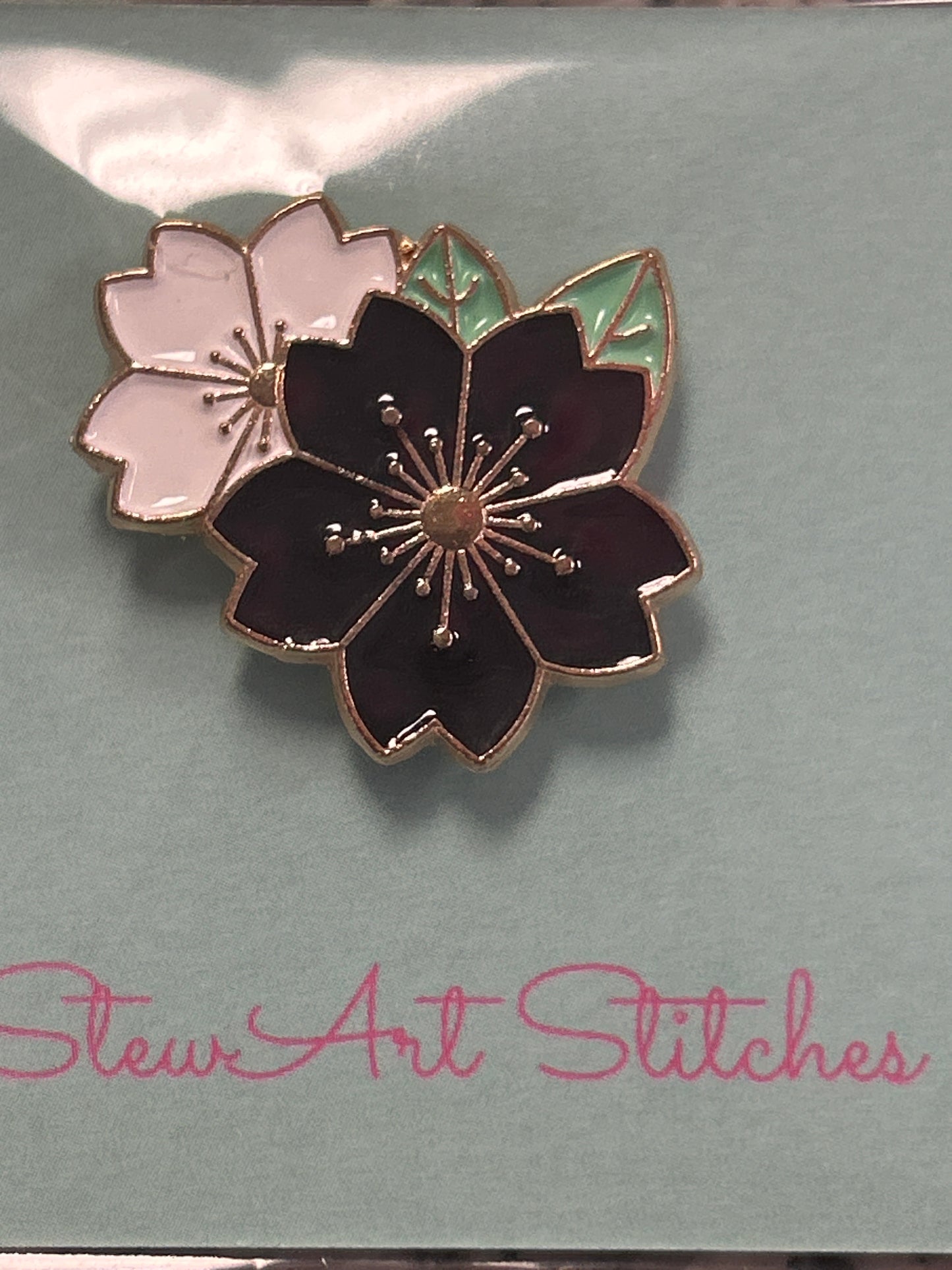 Small White & Black Flowers Needle Minder