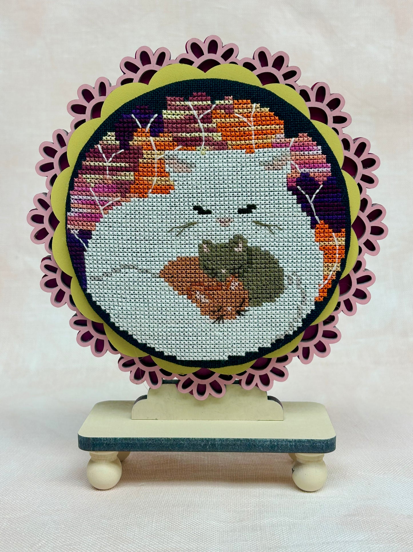 Daisy Lace Pedestal Frame Finishing Board