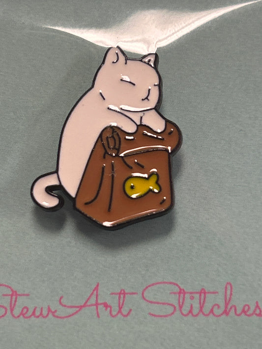 White Cat Needle Minder