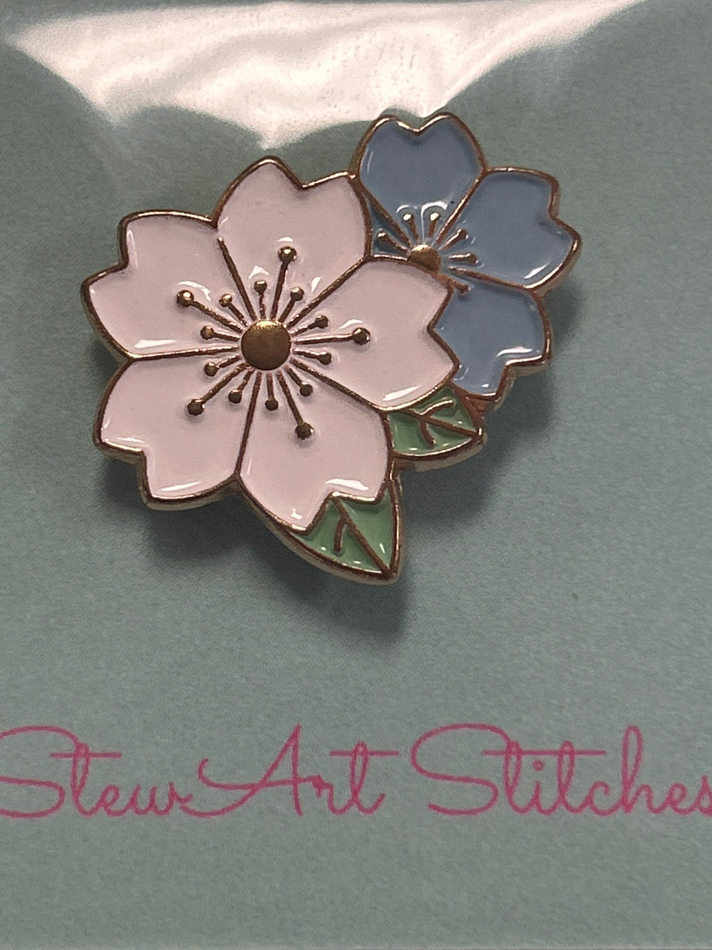 Small White and Blue Flowers Needle Minder