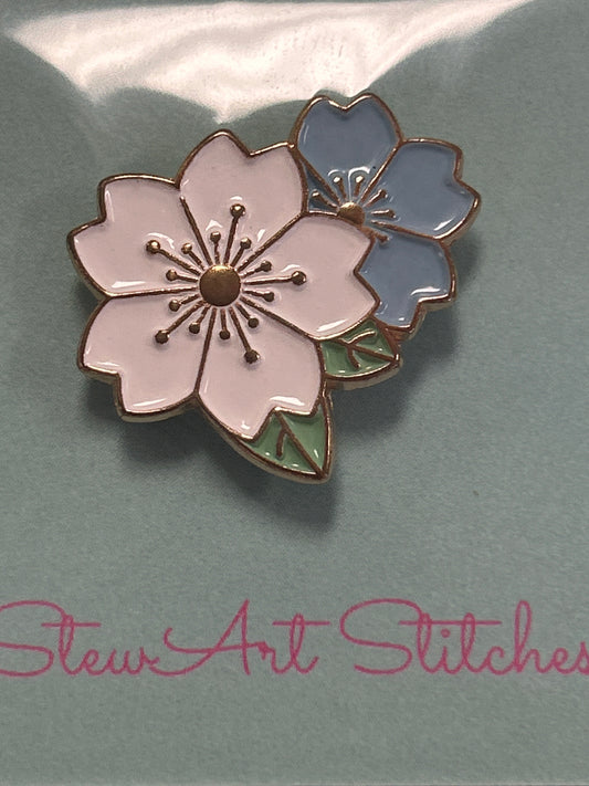 Small White and Blue Flowers Needle Minder