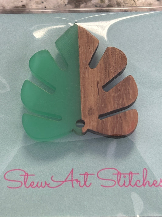 Green Wooden Leaf Needle Minder