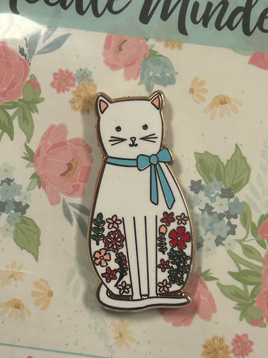 White Floral Cat Needle Minder